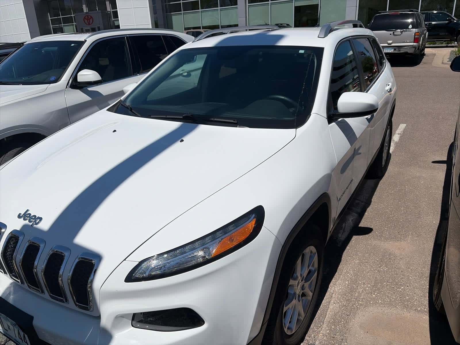 Used 2017 Jeep Cherokee Latitude w/ Cold Weather Group AWD/4WD image 3