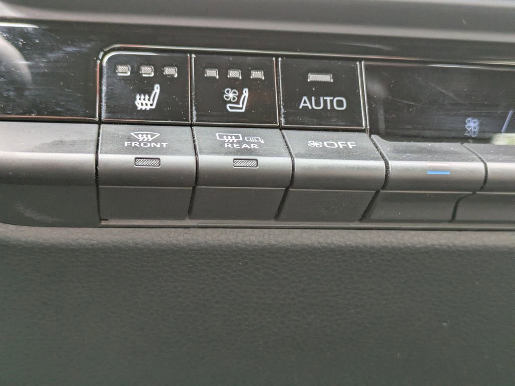 Used 2023 Toyota Crown Limited image 21