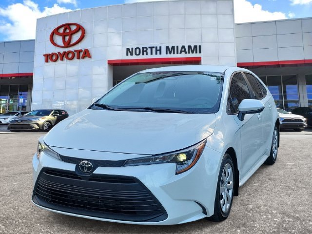 Used 2025 Toyota Corolla LE FWD image 2