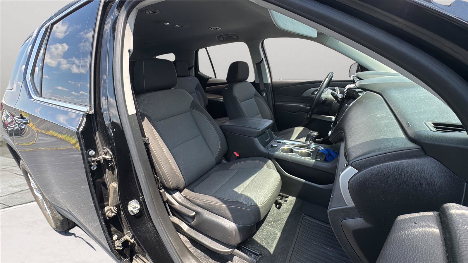 Used 2020 Chevrolet Traverse LT FWD image 21
