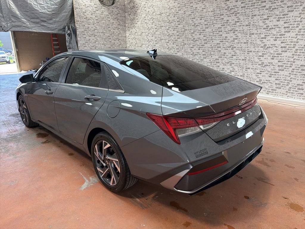 Used 2025 Hyundai Elantra Limited FWD image 5
