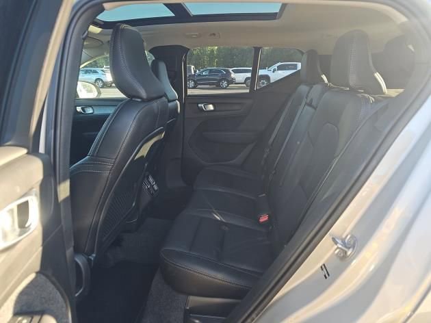 Used 2025 Volvo XC40 B5 Plus image 5