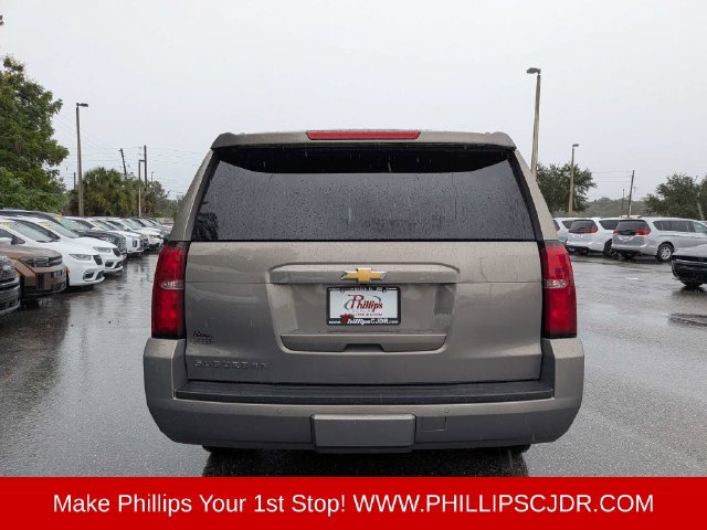 Used 2017 Chevrolet Suburban LT w/ Luxury Package RWD image 4