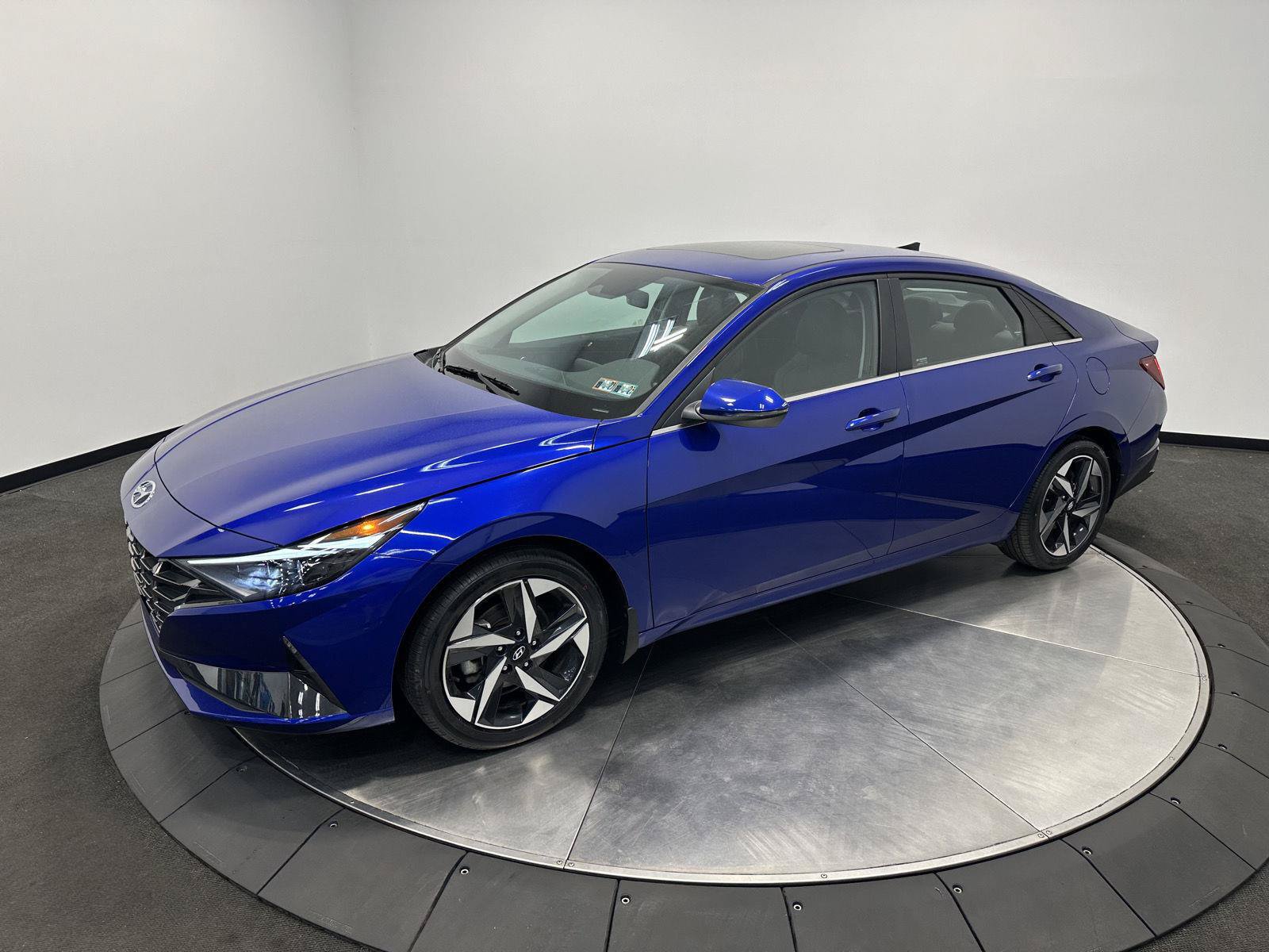 Certified 2023 Hyundai Elantra Limited FWD image 4