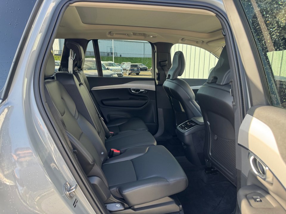 Used 2025 Volvo XC90 B5 Core image 29