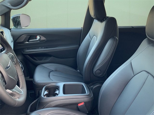 New 2026 Chrysler Pacifica Select image 18