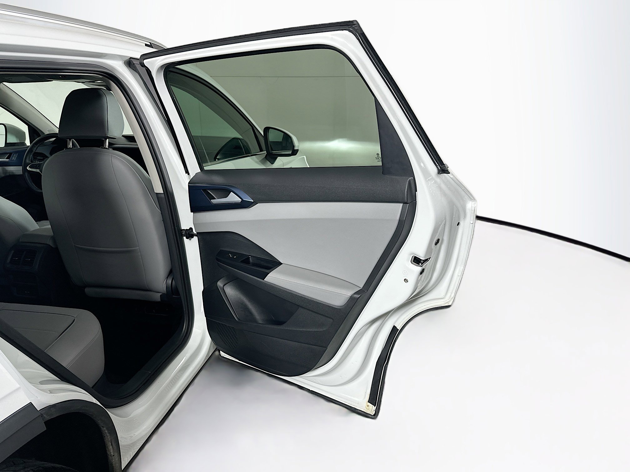 Used 2024 Volkswagen Taos SE image 30