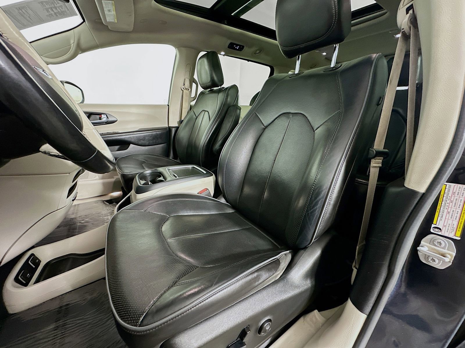 Used 2020 Chrysler Pacifica Limited FWD image 21