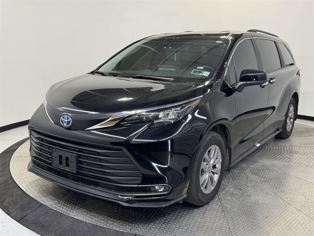 Used 2025 Toyota Sienna XLE w/ XLE Plus Package image 3