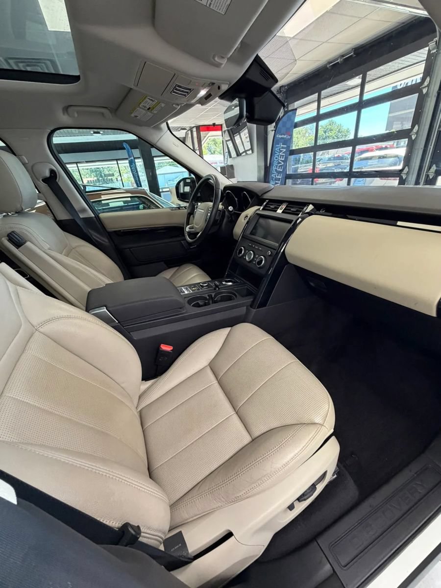 Used 2020 Land Rover Discovery SE AWD/4WD image 15
