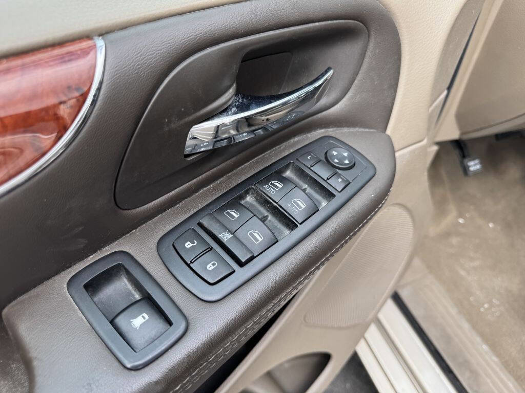 Used 2014 Chrysler Town & Country Touring-L FWD image 13