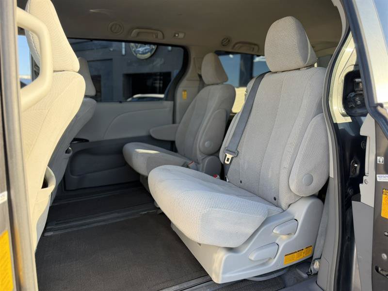 Used 2014 Toyota Sienna LE FWD image 24