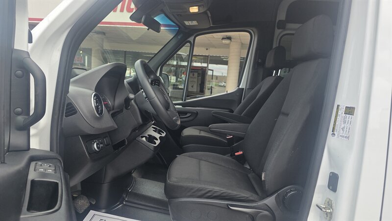 Used 2025 Mercedes-Benz Sprinter 2500 image 9