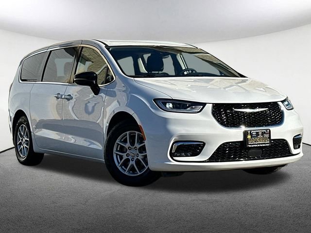 Used 2024 Chrysler Pacifica Touring-L image 2