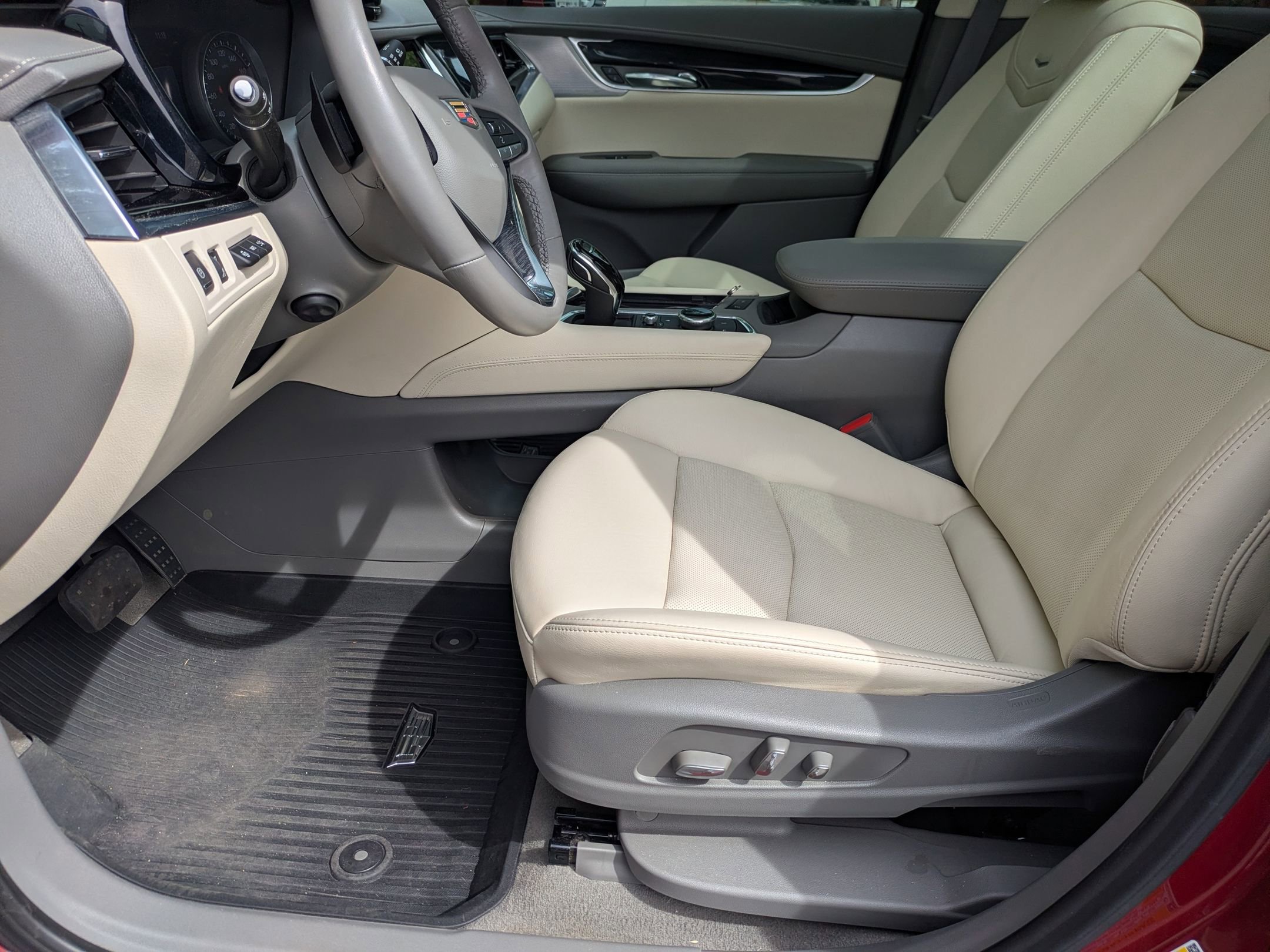 Used 2023 Cadillac XT6 Premium Luxury w/ Technology Package image 13