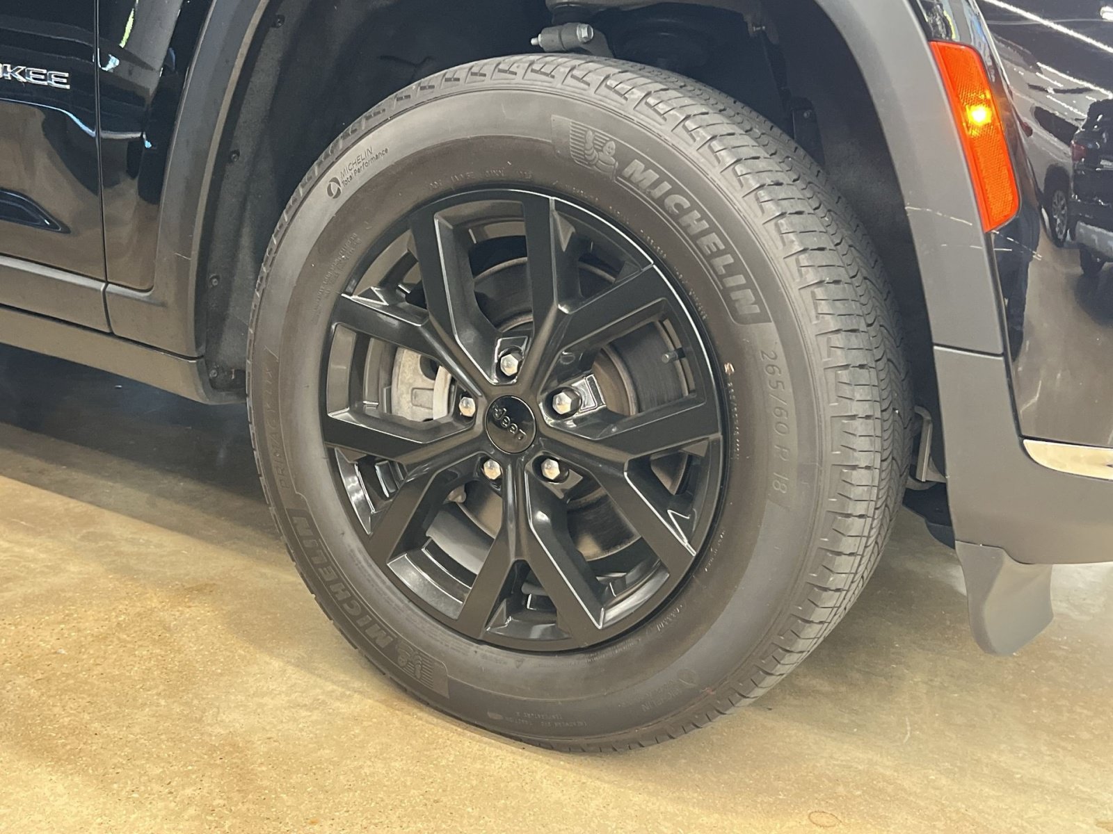 Used 2023 Jeep Grand Cherokee L Limited AWD/4WD image 10