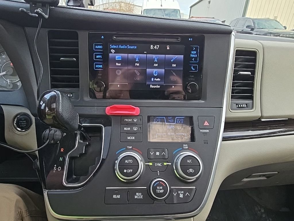 Used 2017 Toyota Sienna XLE image 25