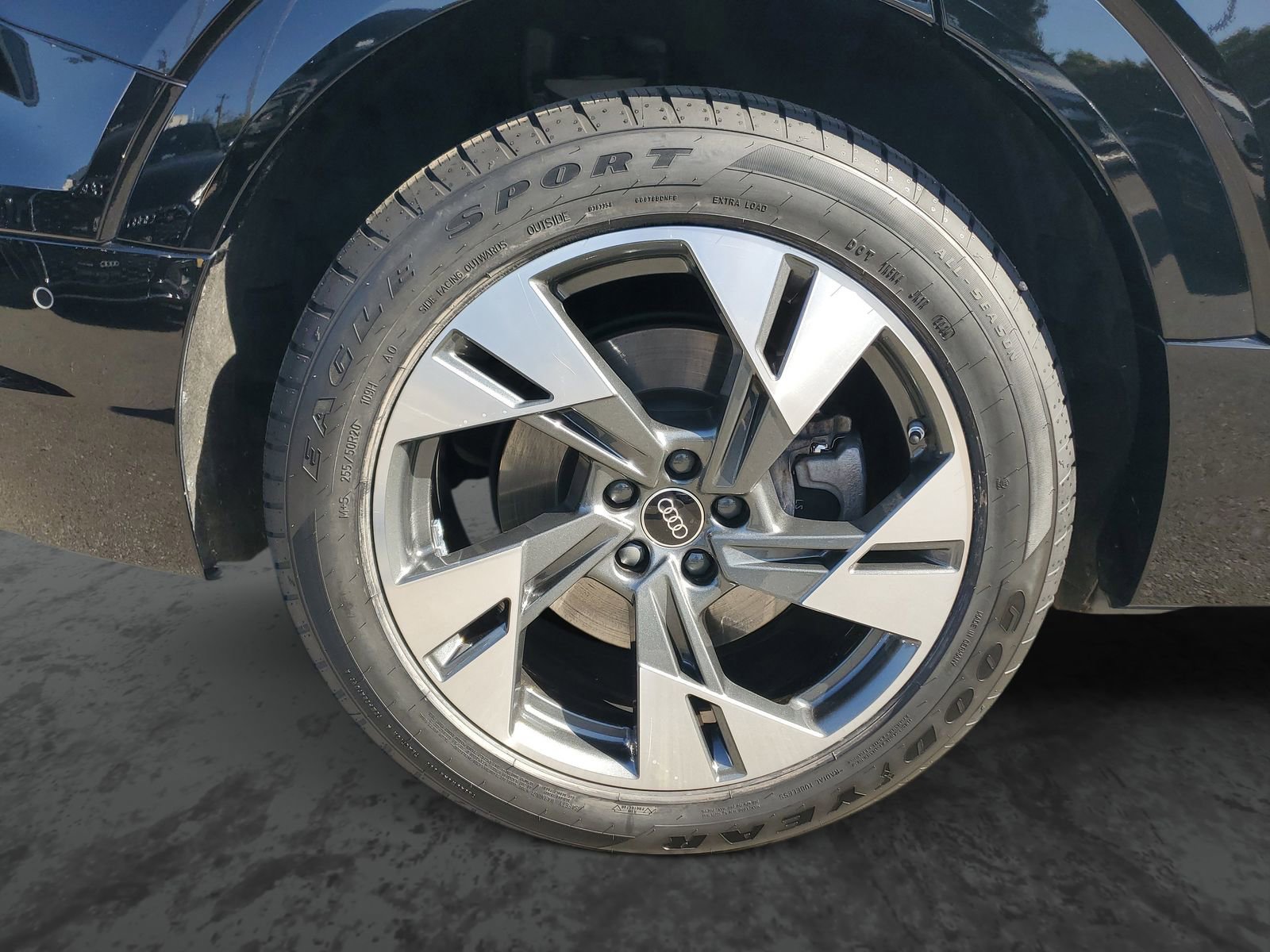 Used 2023 Audi e-tron Premium w/ Convenience Plus Package image 5