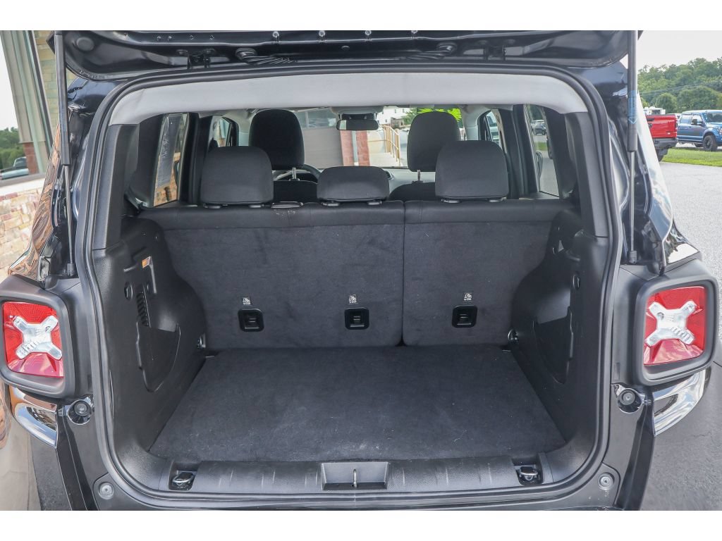 Used 2023 Jeep Renegade Latitude AWD/4WD image 30
