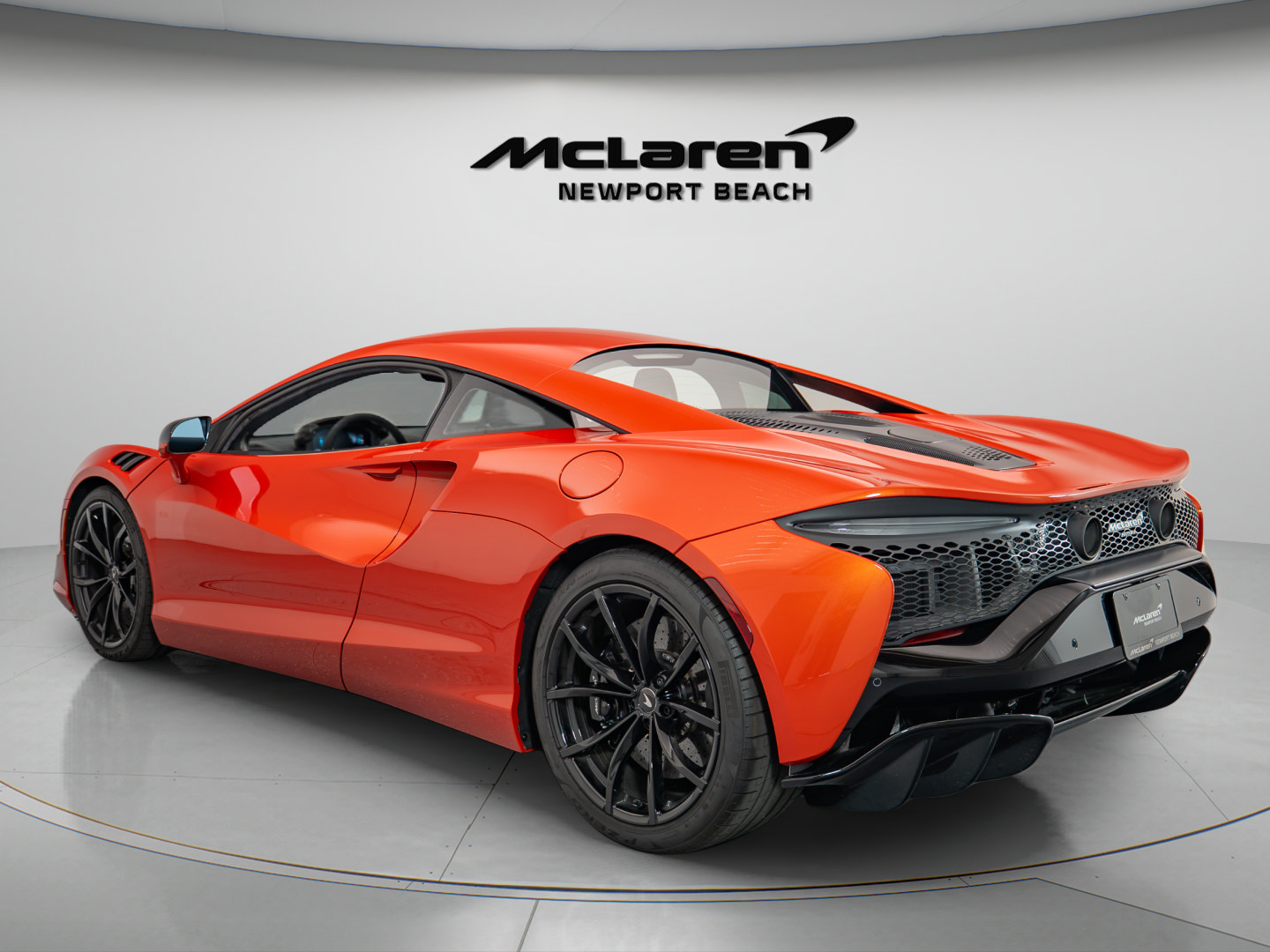 Used 2023 McLaren Artura RWD image 4