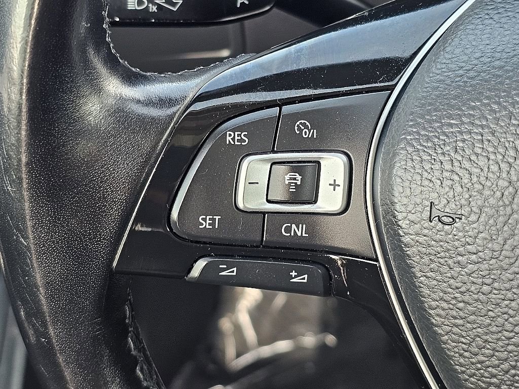 Used 2018 Volkswagen Tiguan SEL FWD image 33