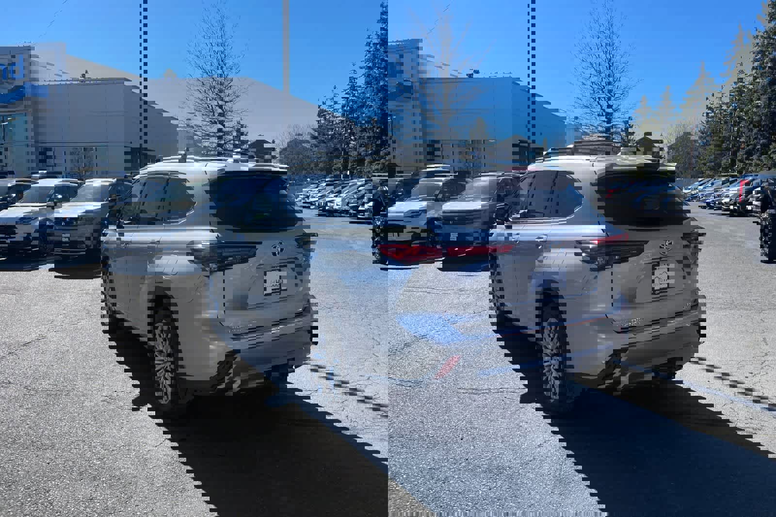 Used 2023 Toyota Highlander Platinum image 3