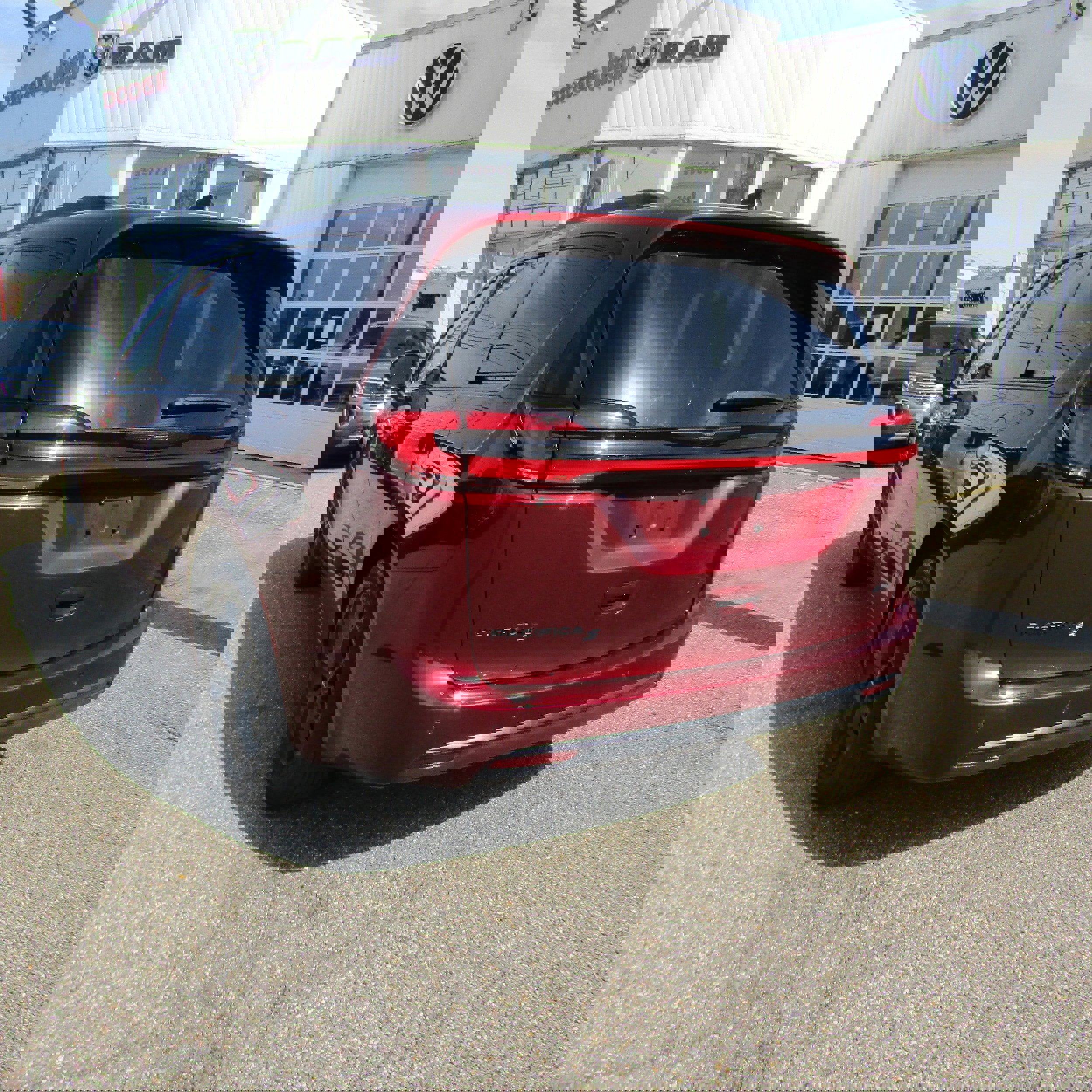 Used 2023 Chrysler Pacifica Touring-L w/ S Appearance Package image 4