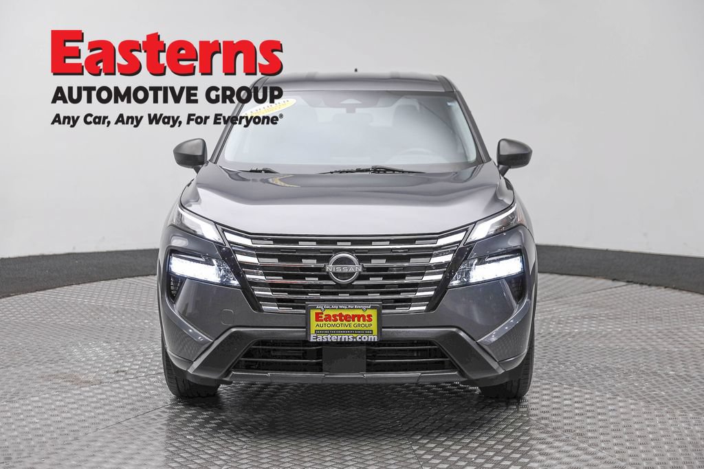Used 2024 Nissan Rogue S AWD/4WD image 2