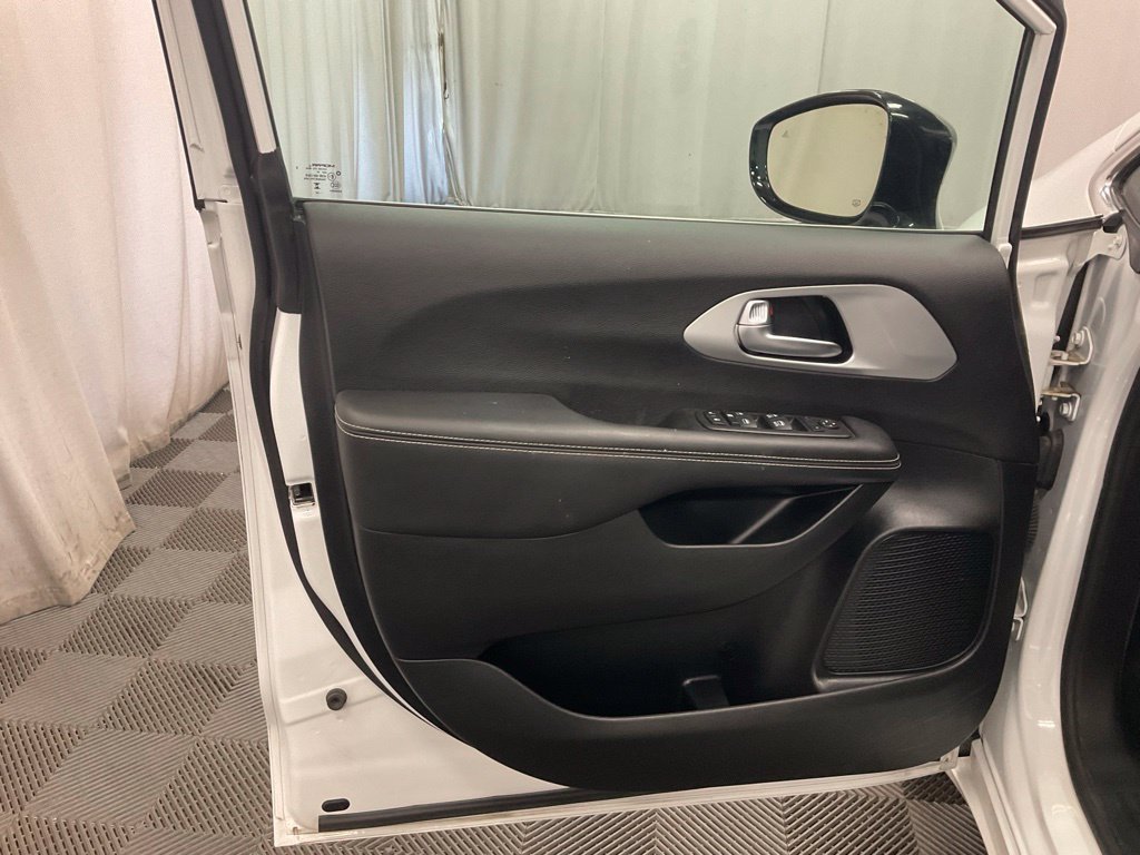 Used 2024 Chrysler Pacifica Touring FWD image 21