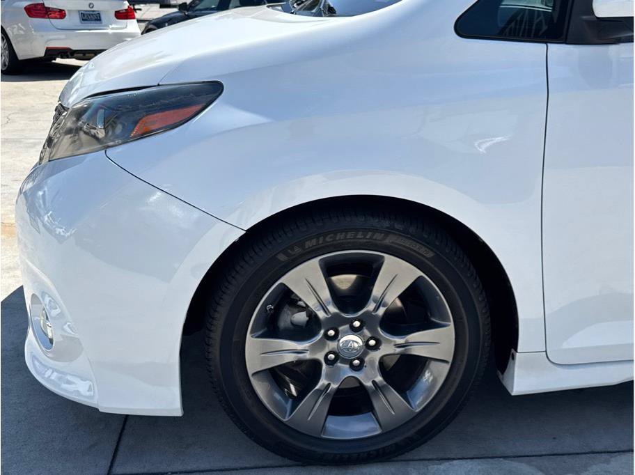 Used 2015 Toyota Sienna SE w/ SE Preferred Package FWD image 44