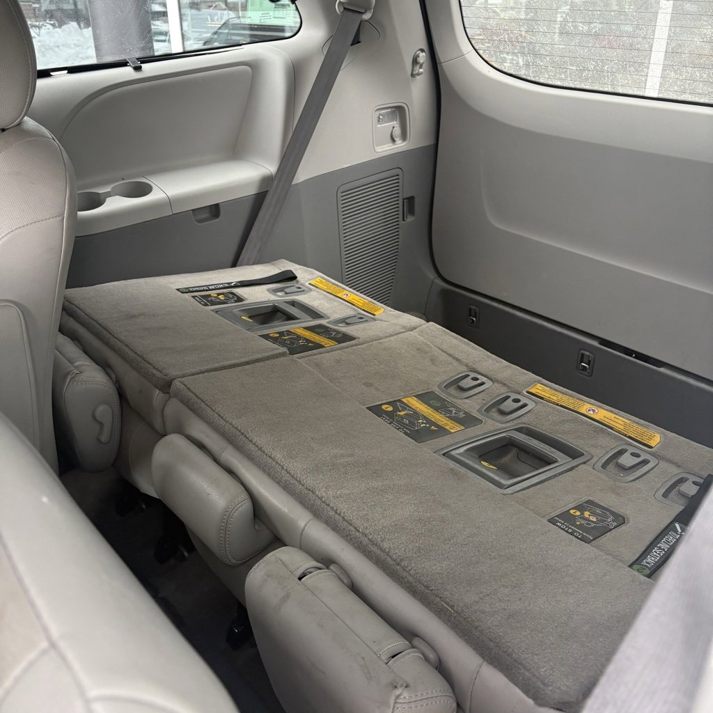 Used 2014 Toyota Sienna XLE image 18