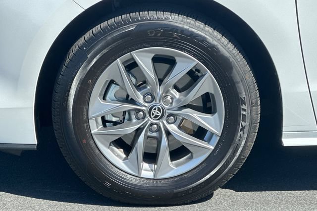 Certified 2026 Toyota Sienna XLE FWD image 32