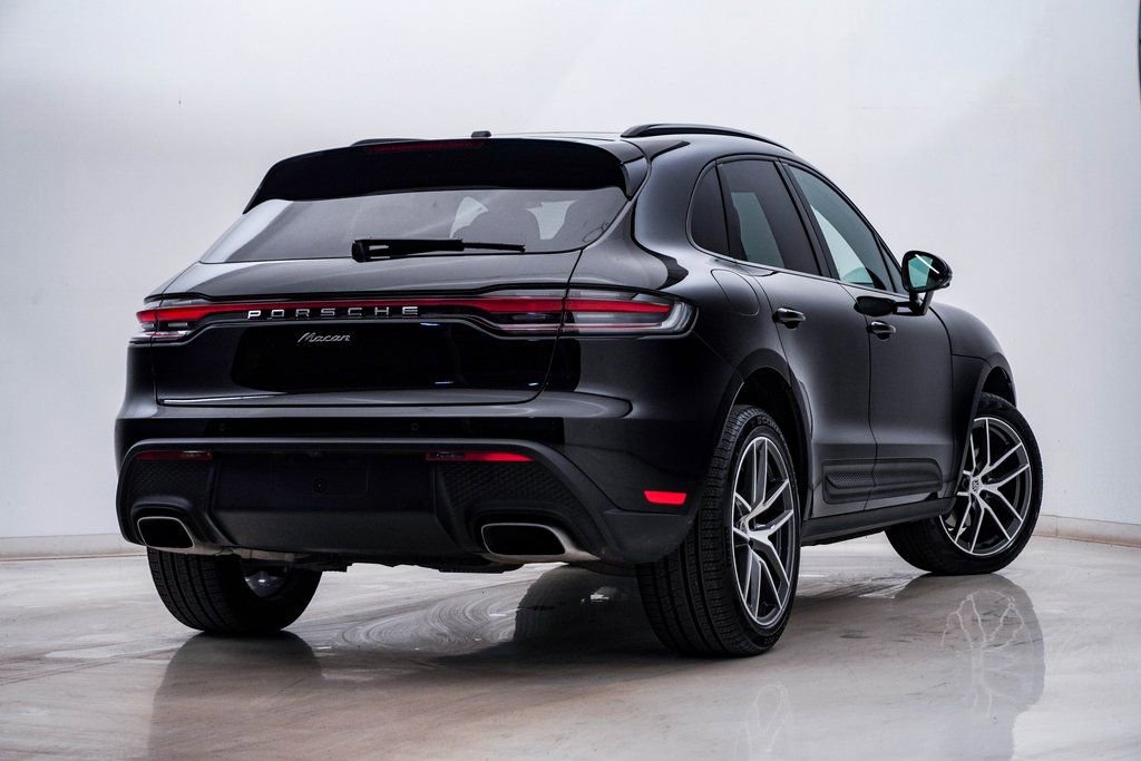 Certified 2025 Porsche Macan image 12