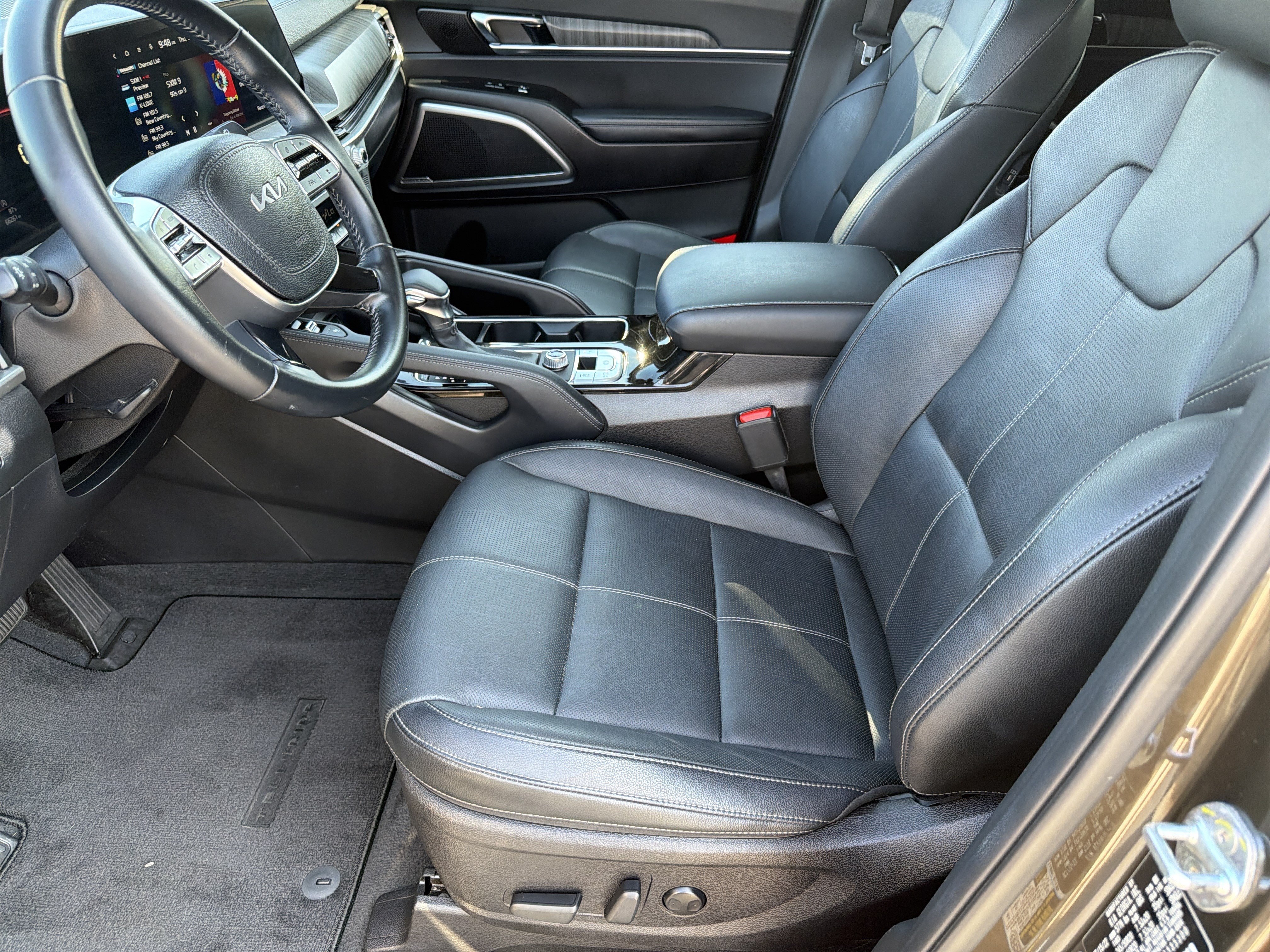 Used 2023 Kia Telluride EX w/ EX Captain's Chair Package FWD image 2