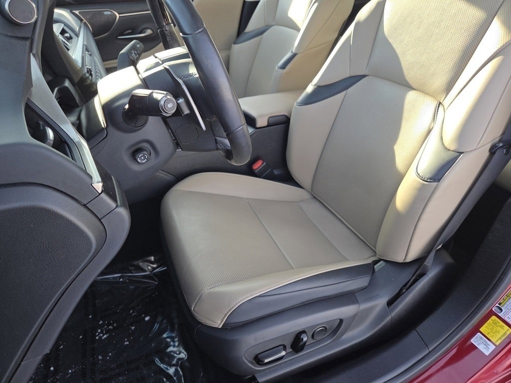 Used 2021 Lexus ES 300h w/ Premium Package image 4