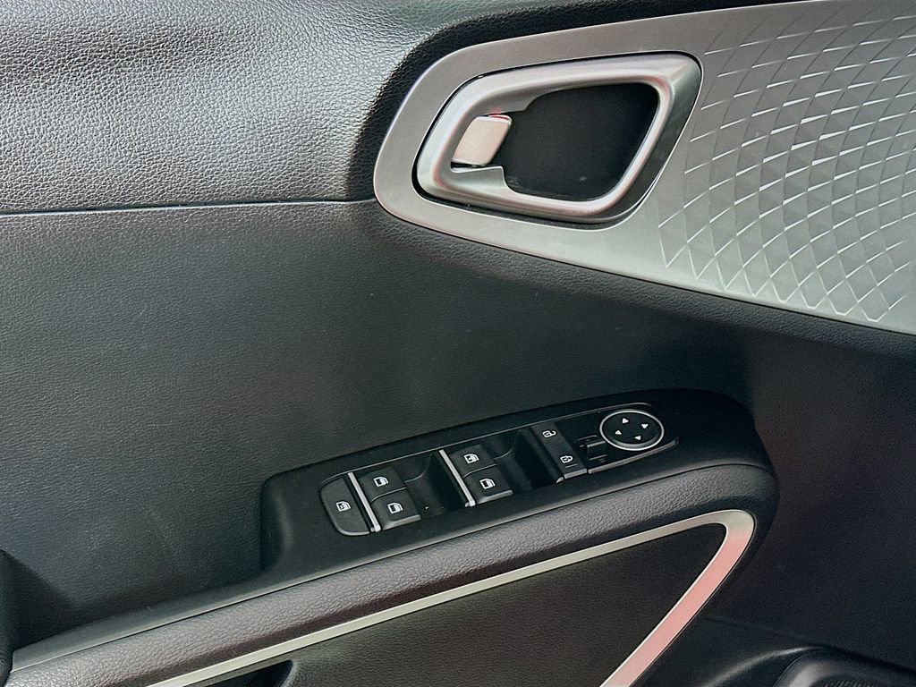 Used 2025 Kia Soul S FWD image 21