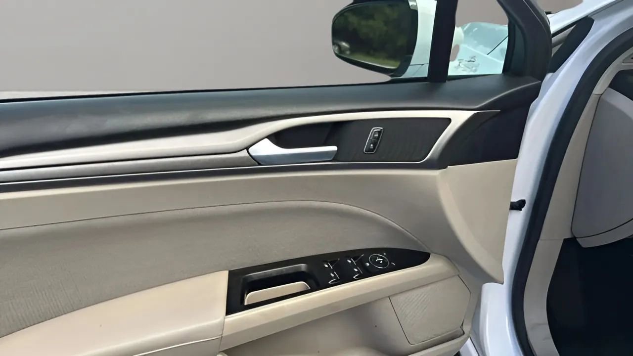 Used 2017 Ford Fusion SE FWD image 12