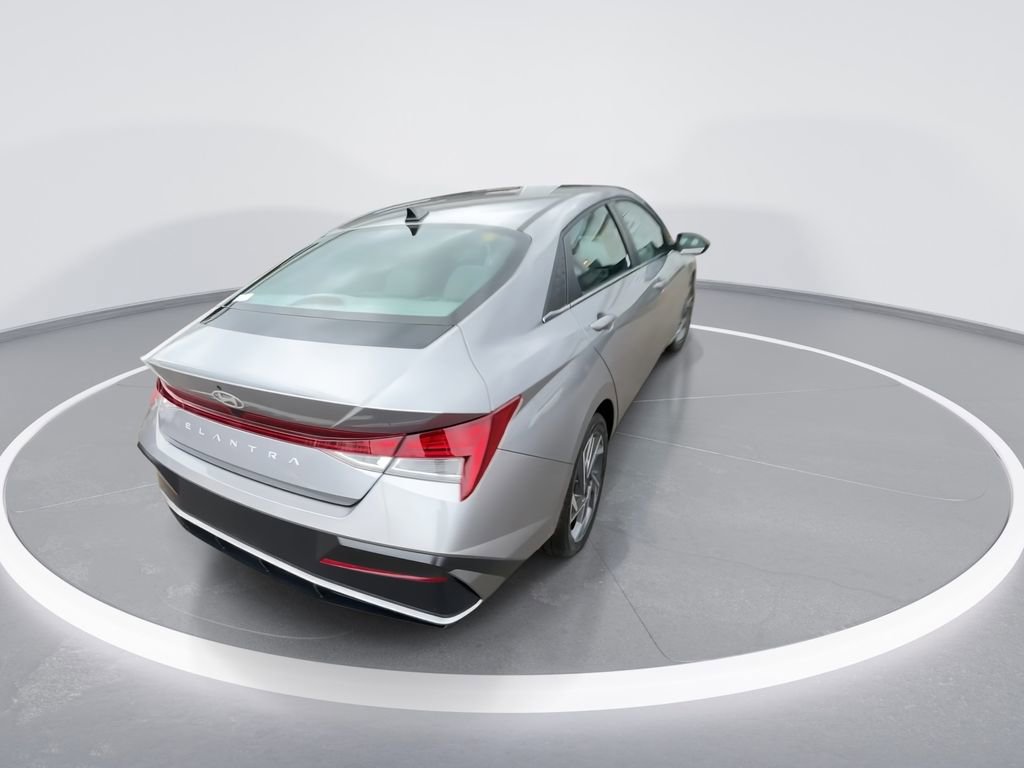 Used 2025 Hyundai Elantra SEL FWD image 8
