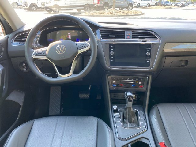 Used 2023 Volkswagen Tiguan SE w/ Panoramic Sunroof Package FWD image 8