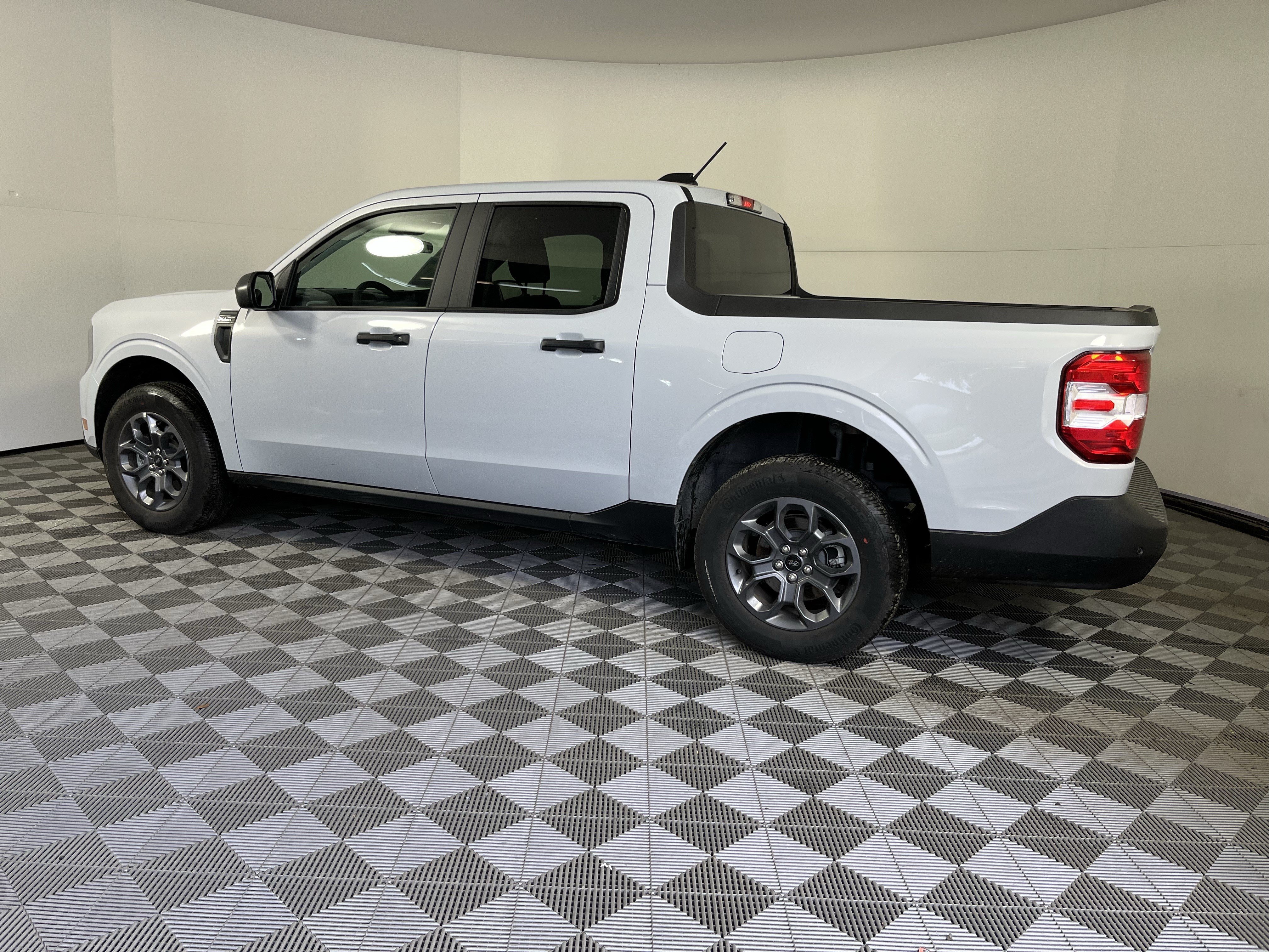 Used 2025 Ford Maverick XLT w/ Equipment Group 302A AWD/4WD image 2