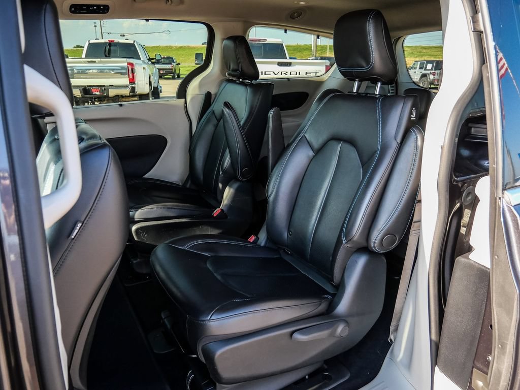 Used 2021 Chrysler Pacifica Touring-L FWD image 28