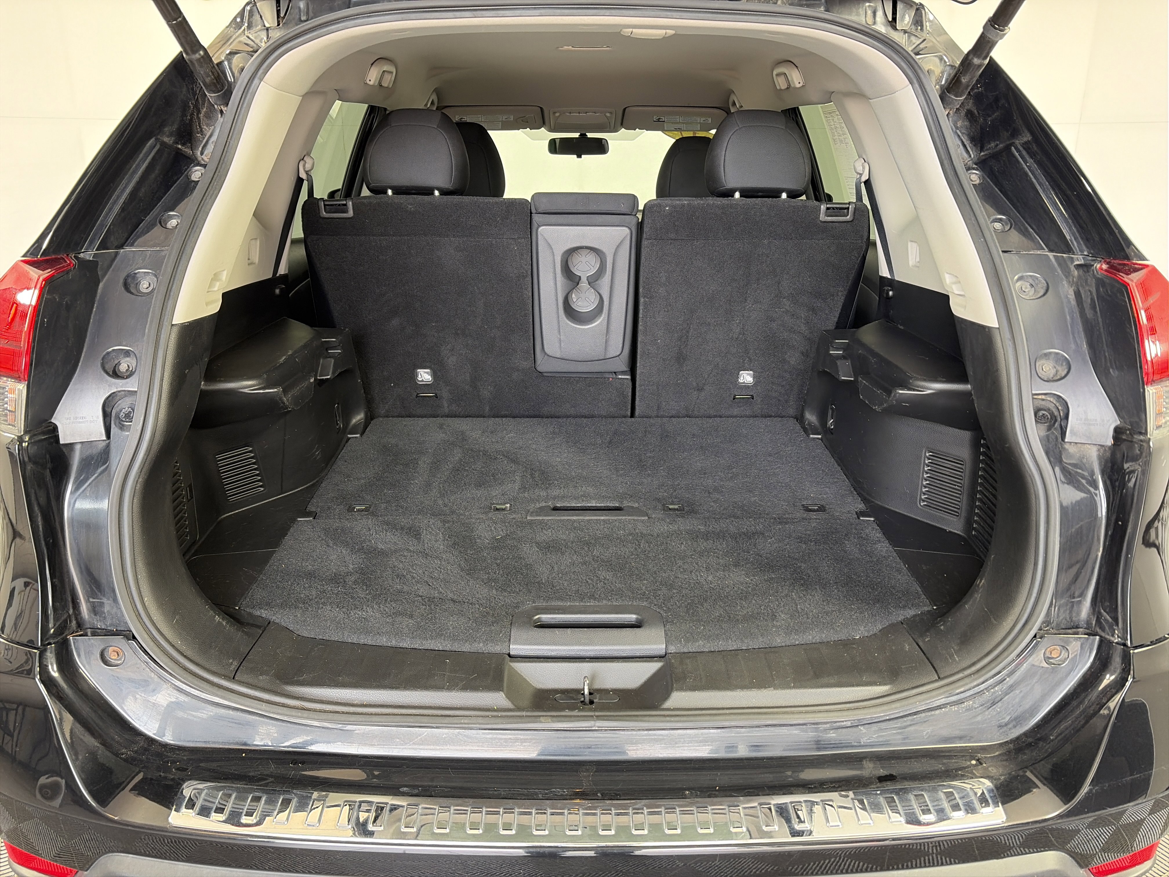 Used 2017 Nissan Rogue SV w/ SV Premium Package image 14