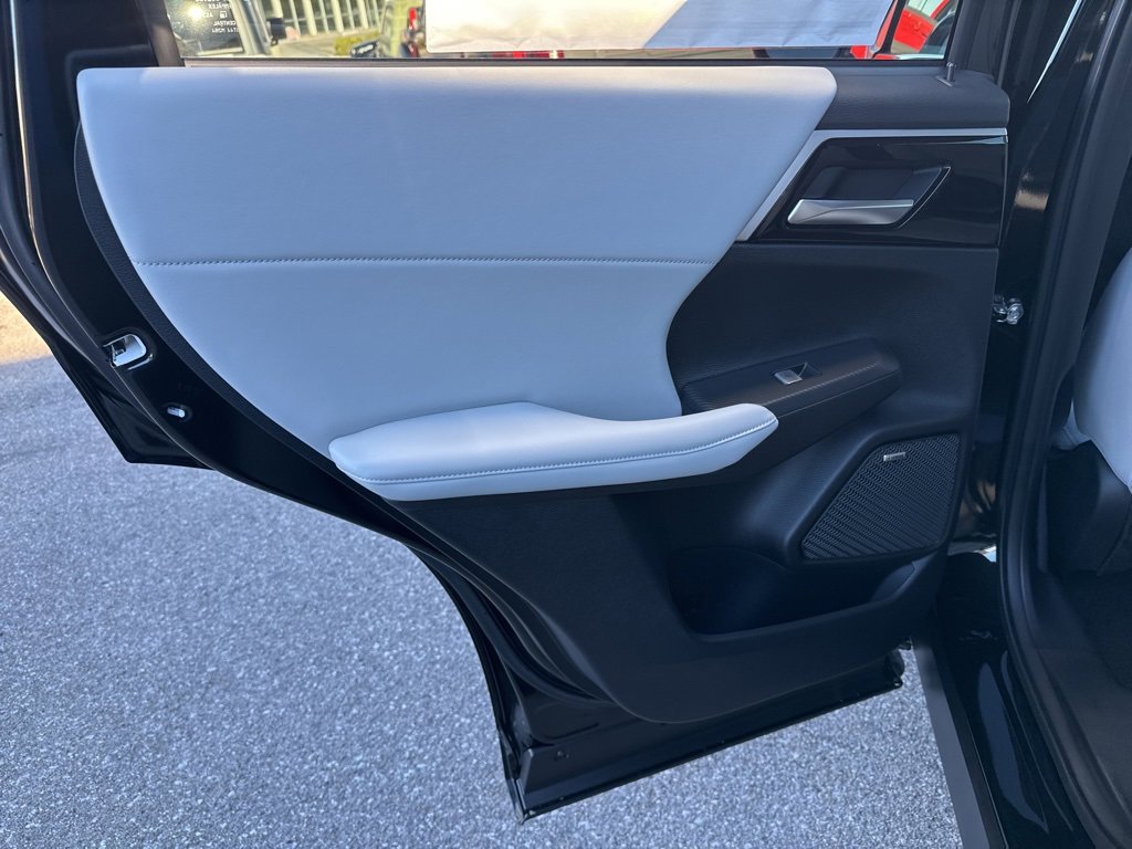 New 2025 Mitsubishi Outlander SE image 29