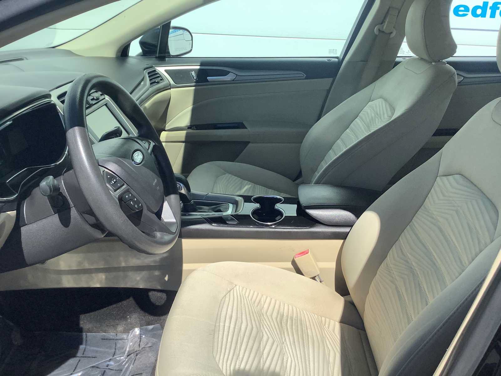 Used 2016 Ford Fusion SE FWD image 2