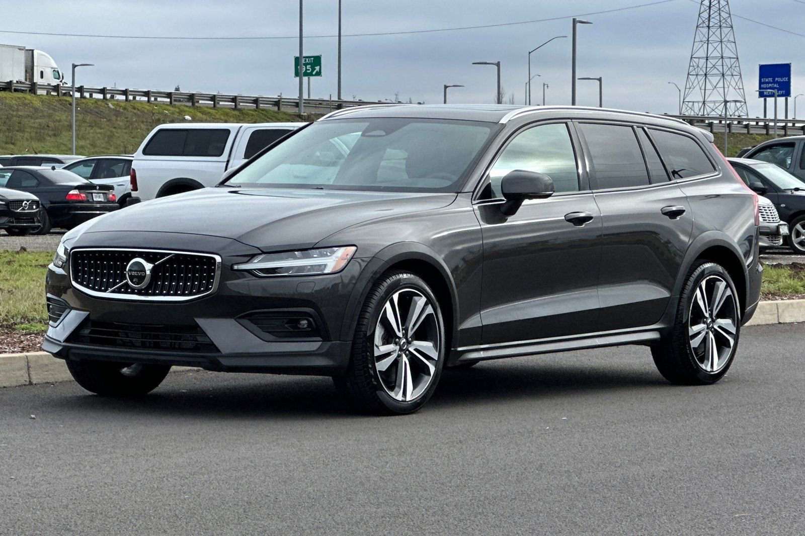 Used 2025 Volvo V60 B5 Cross Country Plus image 7