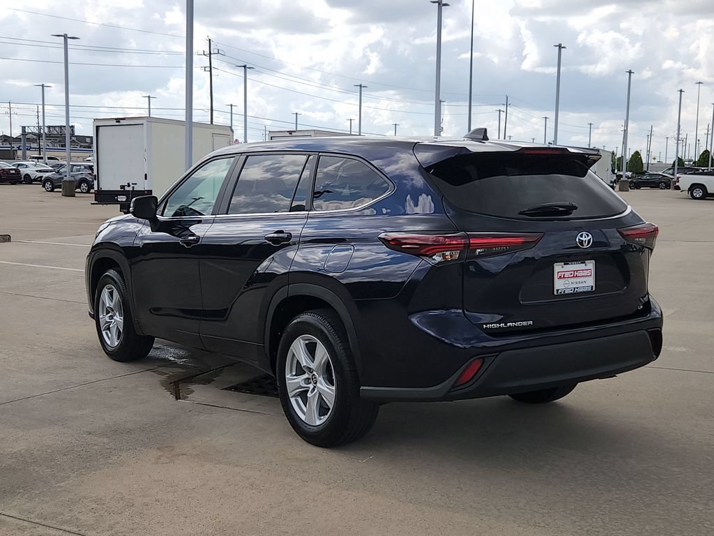 Used 2025 Toyota Highlander LE FWD image 7