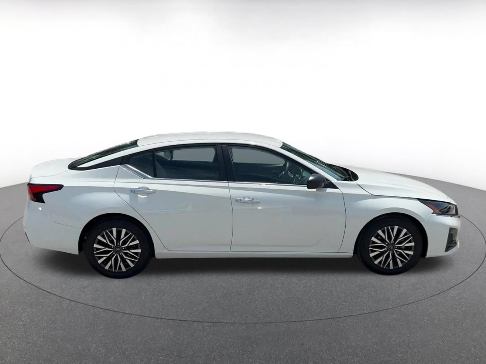 Used 2025 Nissan Altima 2.5 SV FWD image 16