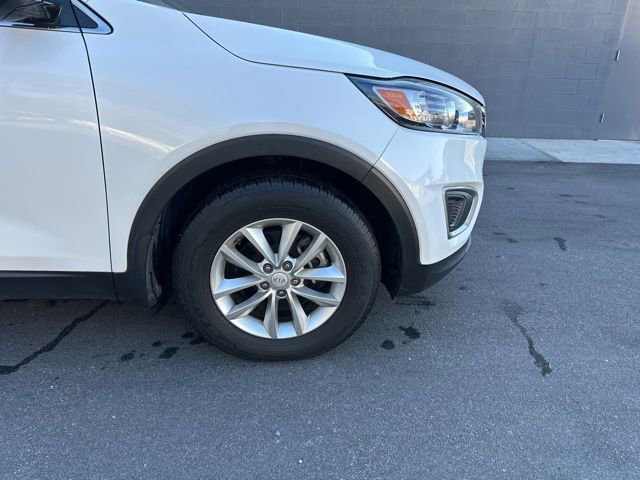 Used 2017 Kia Sorento LX w/ LX Convenience Package image 18