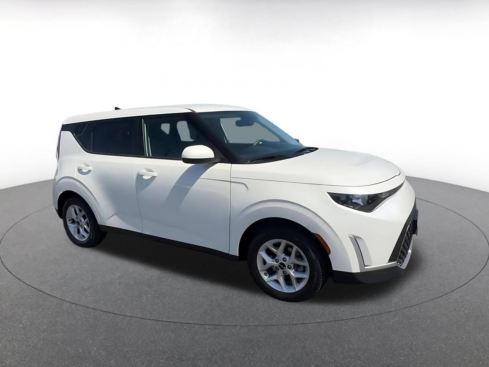 Used 2025 Kia Soul LX w/ LX Technology Package FWD image 2