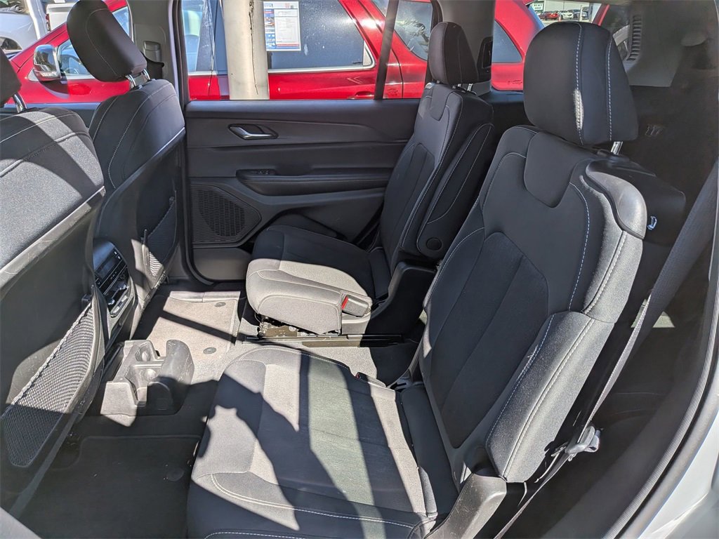 Used 2024 Jeep Grand Cherokee L Laredo image 21